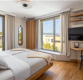 4 Bedroom Luxury Villa with Heated Pool and boat mooring, Ciovo near Trogir – Sleeps 8